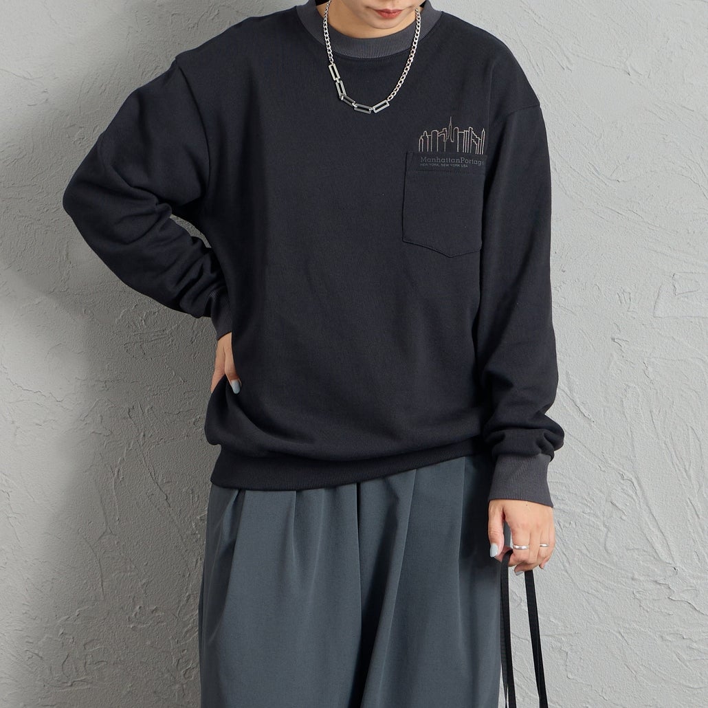 MANHATTAN PORTAGE [マンハッタンポーテージ] 別注 ポケットロゴ刺繍 バックプリントスウェット [26FWMP-IN86-JF] BLACK &&モデル身長：156cm 着用サイズ：S&&