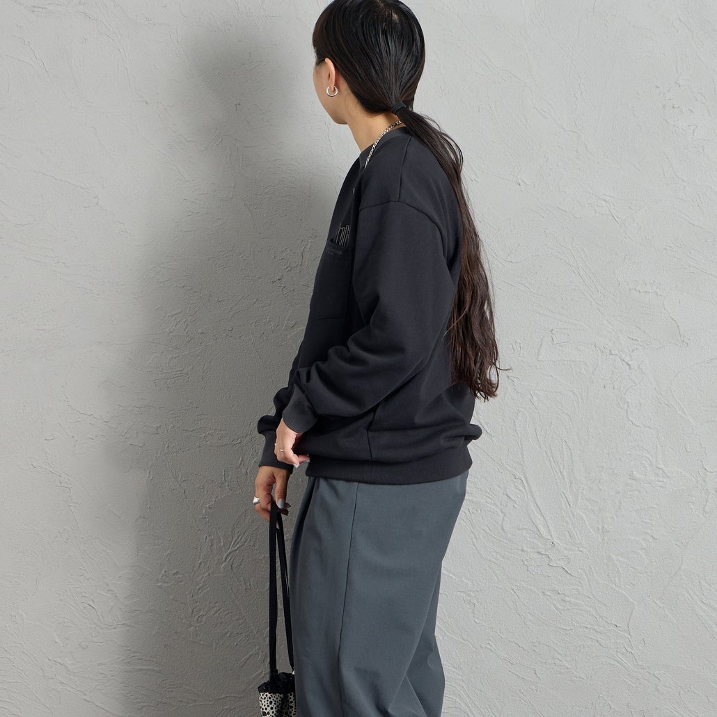 MANHATTAN PORTAGE [マンハッタンポーテージ] 別注 ポケットロゴ刺繍 バックプリントスウェット [26FWMP-IN86-JF] BLACK &&モデル身長：156cm 着用サイズ：S&&