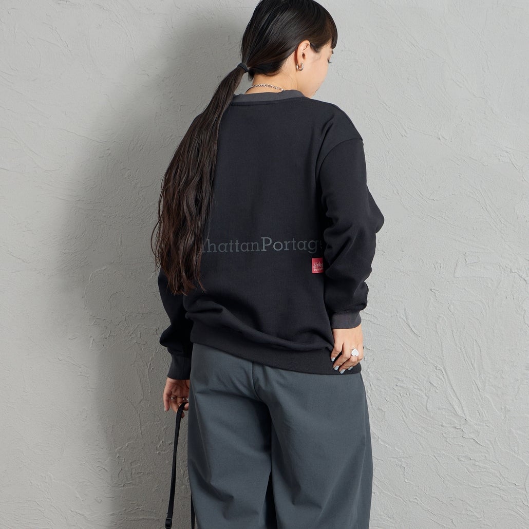 MANHATTAN PORTAGE [マンハッタンポーテージ] 別注 ポケットロゴ刺繍 バックプリントスウェット [26FWMP-IN86-JF] BLACK &&モデル身長：156cm 着用サイズ：S&&
