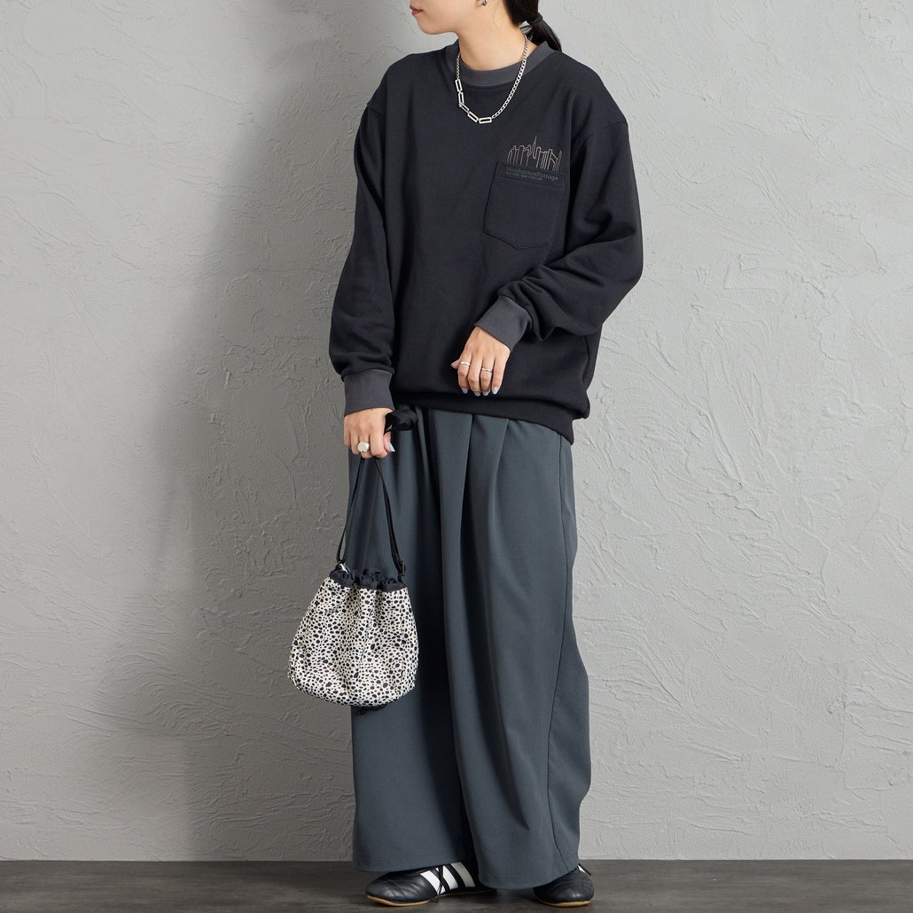 MANHATTAN PORTAGE [マンハッタンポーテージ] 別注 ポケットロゴ刺繍 バックプリントスウェット [26FWMP-IN86-JF] BLACK &&モデル身長：156cm 着用サイズ：S&&