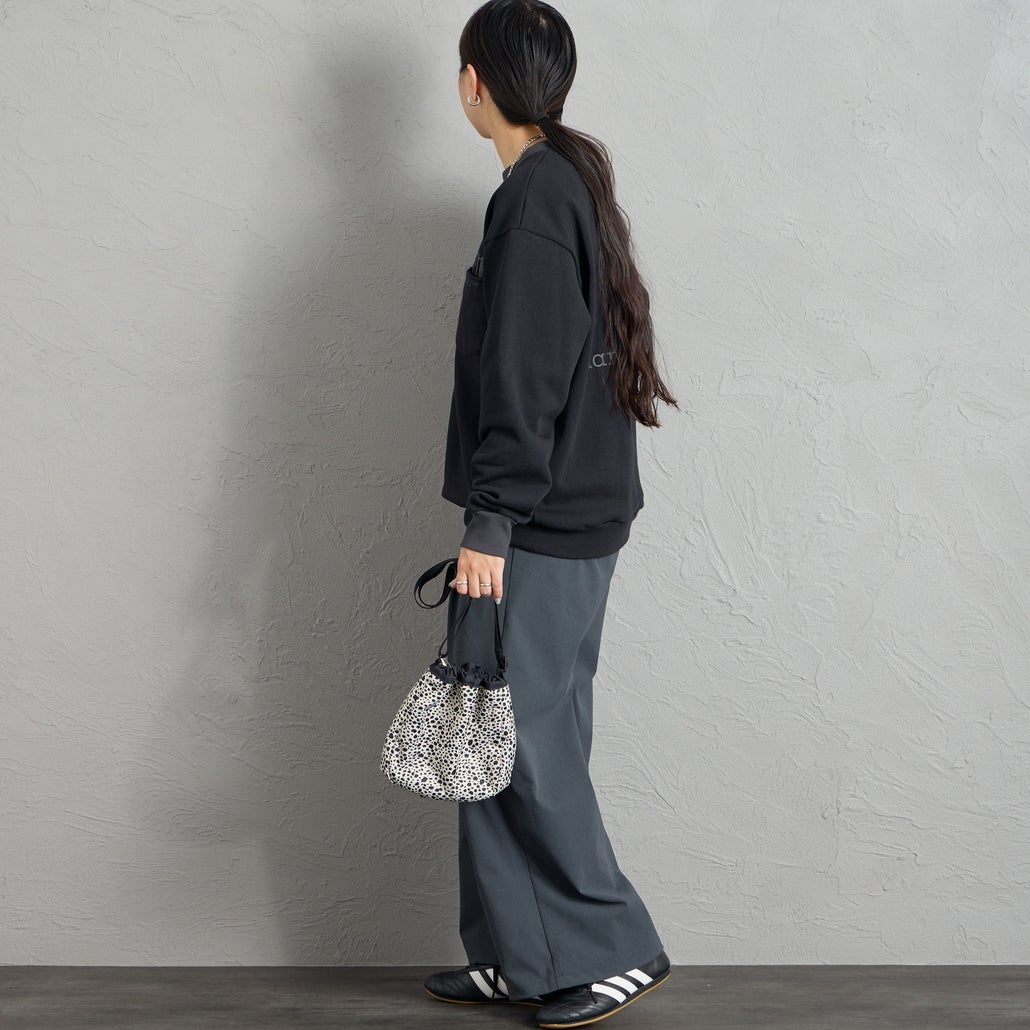 MANHATTAN PORTAGE [マンハッタンポーテージ] 別注 ポケットロゴ刺繍 バックプリントスウェット [26FWMP-IN86-JF] BLACK &&モデル身長：156cm 着用サイズ：S&&