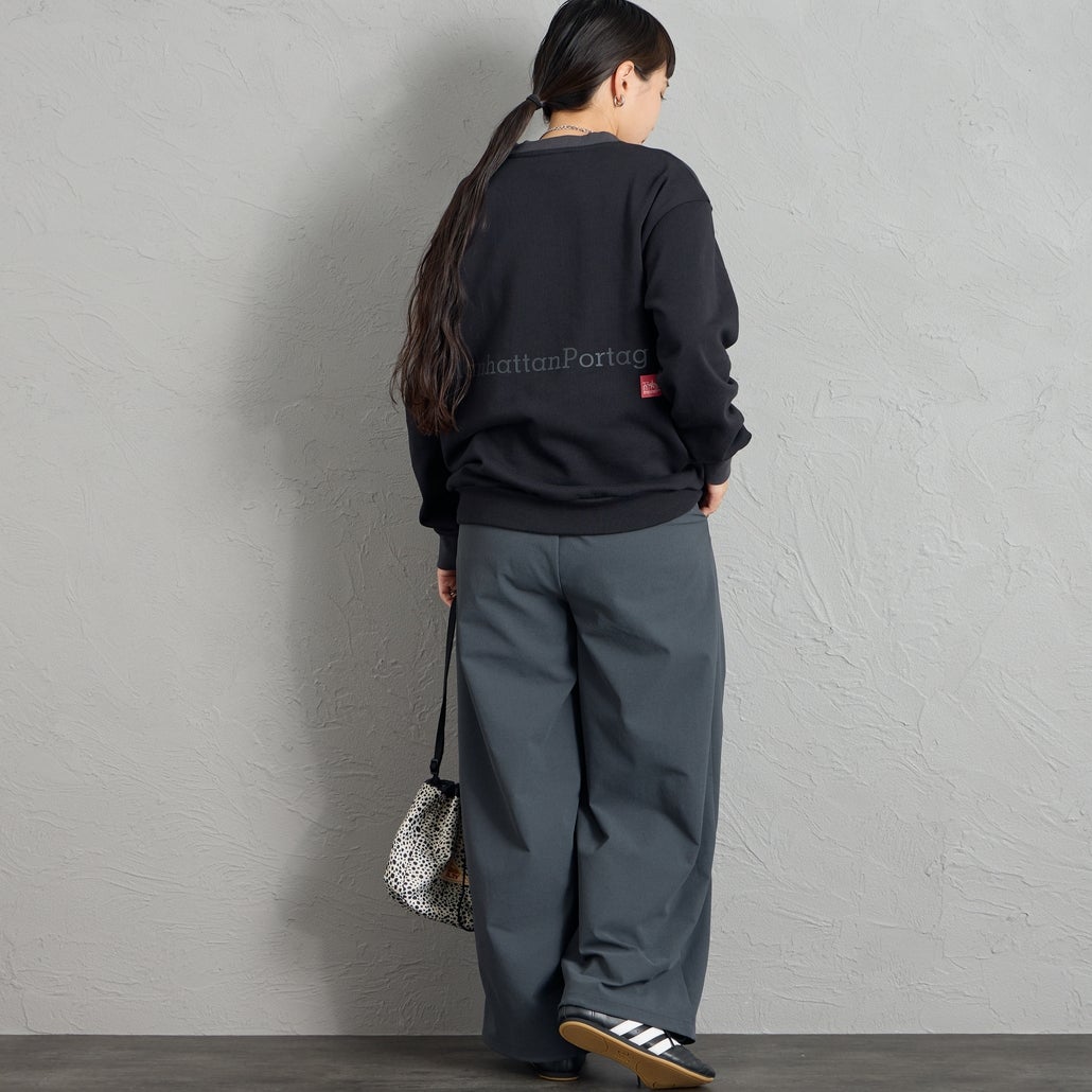 MANHATTAN PORTAGE [マンハッタンポーテージ] 別注 ポケットロゴ刺繍 バックプリントスウェット [26FWMP-IN86-JF] BLACK &&モデル身長：156cm 着用サイズ：S&&
