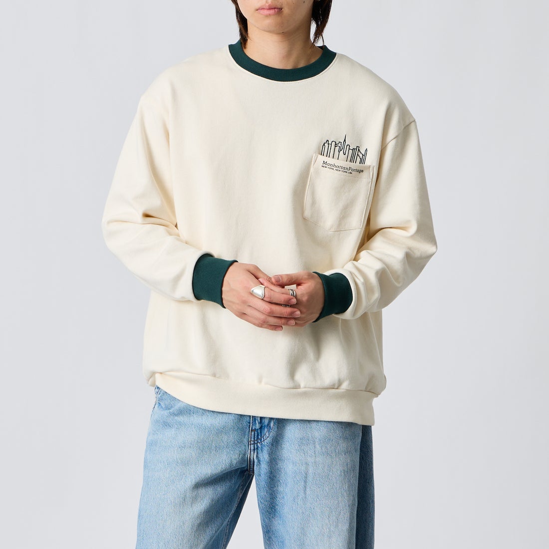 MANHATTAN PORTAGE [マンハッタンポーテージ] 別注 ポケットロゴ刺繍 バックプリントスウェット [26FWMP-IN86-JF] IVORY &&モデル身長：177cm 着用サイズ：L&&