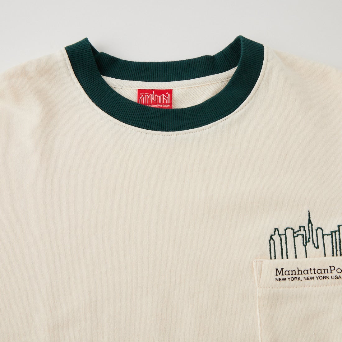 MANHATTAN PORTAGE [マンハッタンポーテージ] 別注 ポケットロゴ刺繍 バックプリントスウェット [26FWMP-IN86-JF] IVORY
