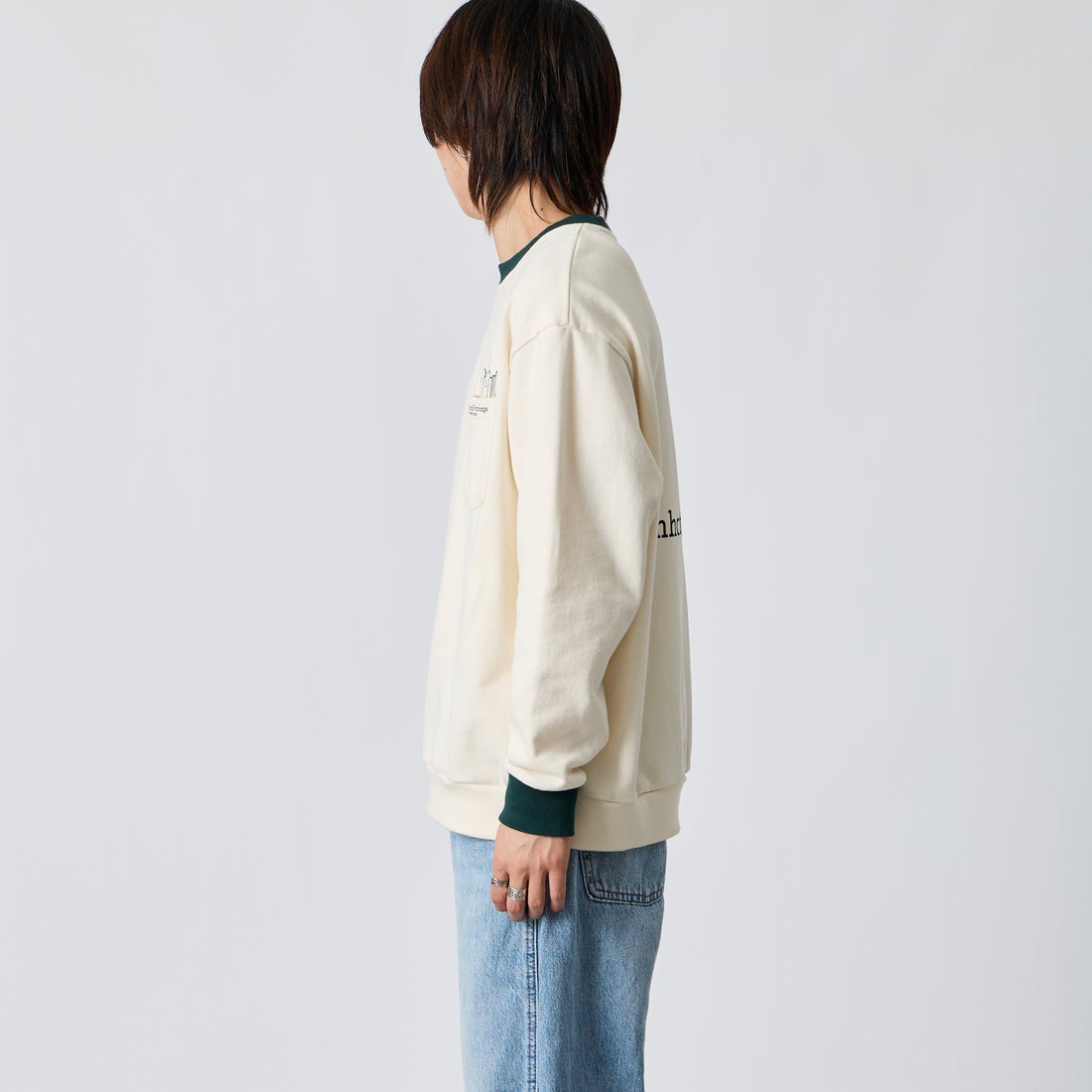 MANHATTAN PORTAGE [マンハッタンポーテージ] 別注 ポケットロゴ刺繍 バックプリントスウェット [26FWMP-IN86-JF] IVORY &&モデル身長：177cm 着用サイズ：L&&