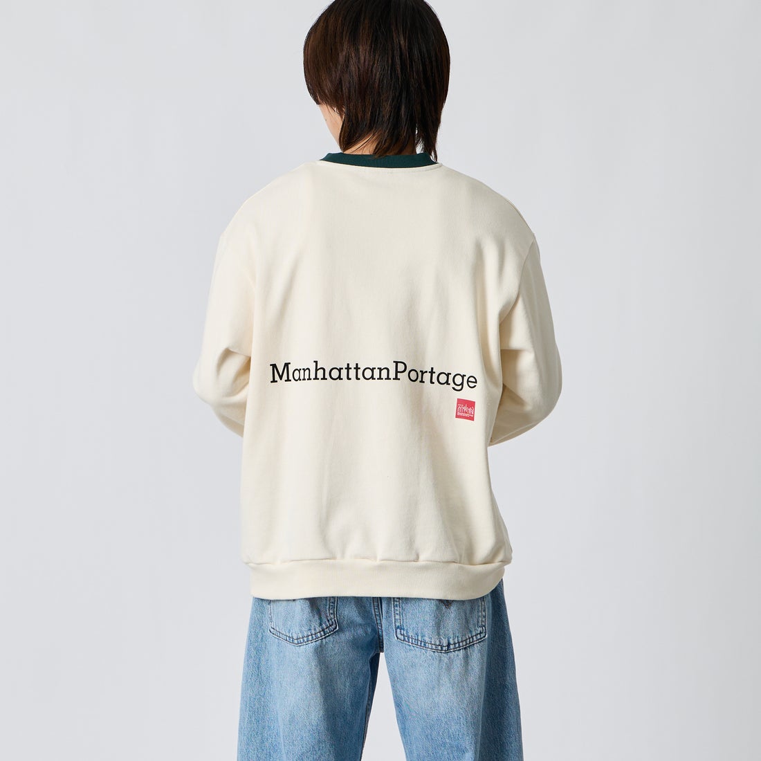 MANHATTAN PORTAGE [マンハッタンポーテージ] 別注 ポケットロゴ刺繍 バックプリントスウェット [26FWMP-IN86-JF] IVORY &&モデル身長：177cm 着用サイズ：L&&