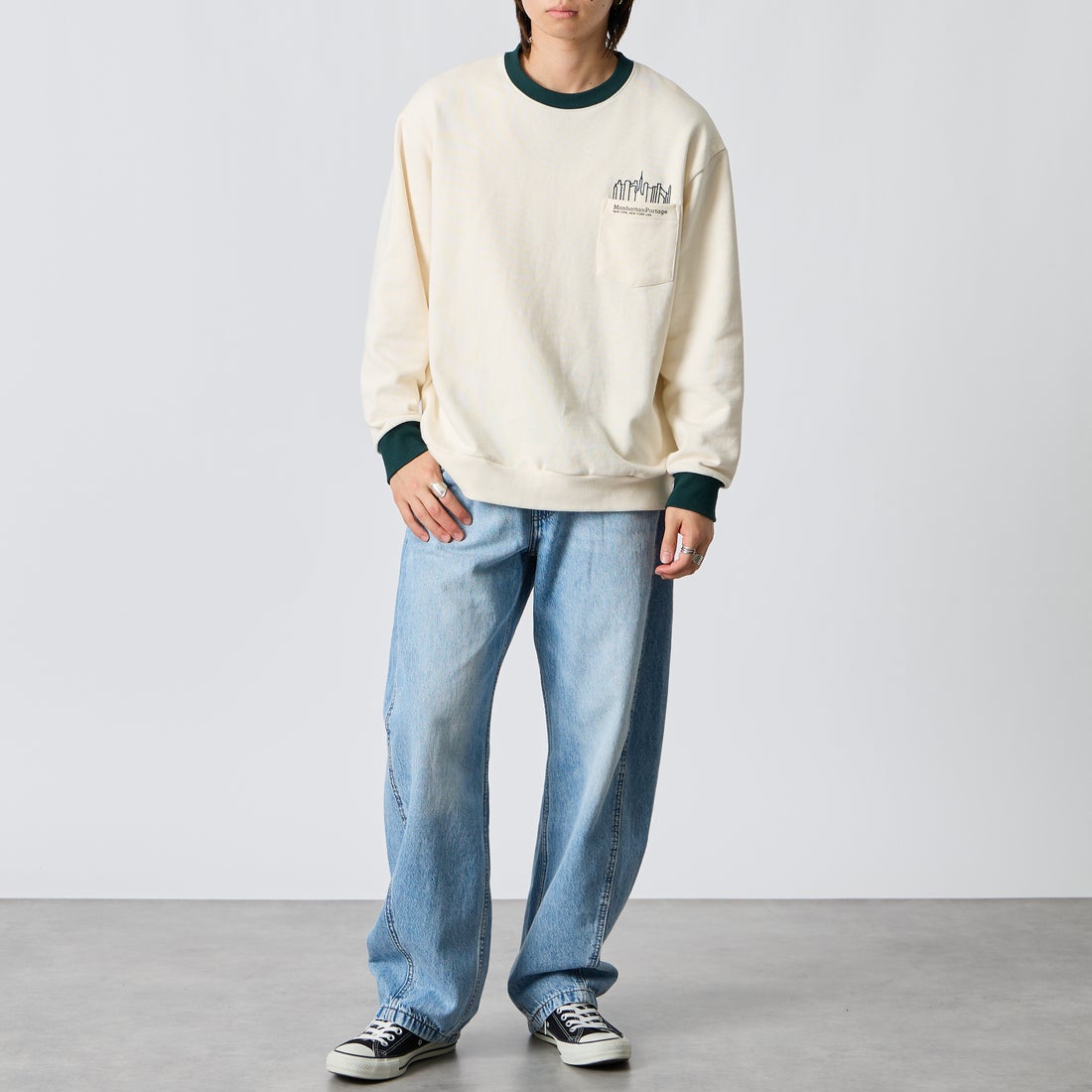 MANHATTAN PORTAGE [マンハッタンポーテージ] 別注 ポケットロゴ刺繍 バックプリントスウェット [26FWMP-IN86-JF] IVORY &&モデル身長：177cm 着用サイズ：L&&