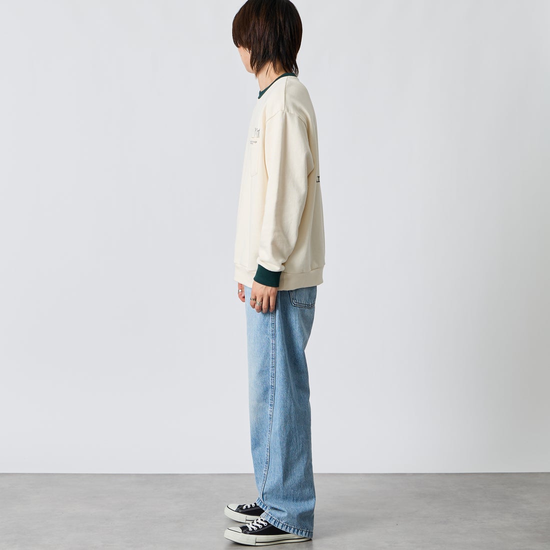 MANHATTAN PORTAGE [マンハッタンポーテージ] 別注 ポケットロゴ刺繍 バックプリントスウェット [26FWMP-IN86-JF] IVORY &&モデル身長：177cm 着用サイズ：L&&