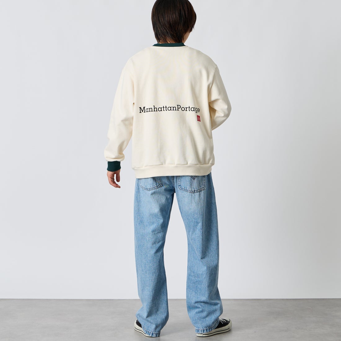 MANHATTAN PORTAGE [マンハッタンポーテージ] 別注 ポケットロゴ刺繍 バックプリントスウェット [26FWMP-IN86-JF] IVORY &&モデル身長：177cm 着用サイズ：L&&