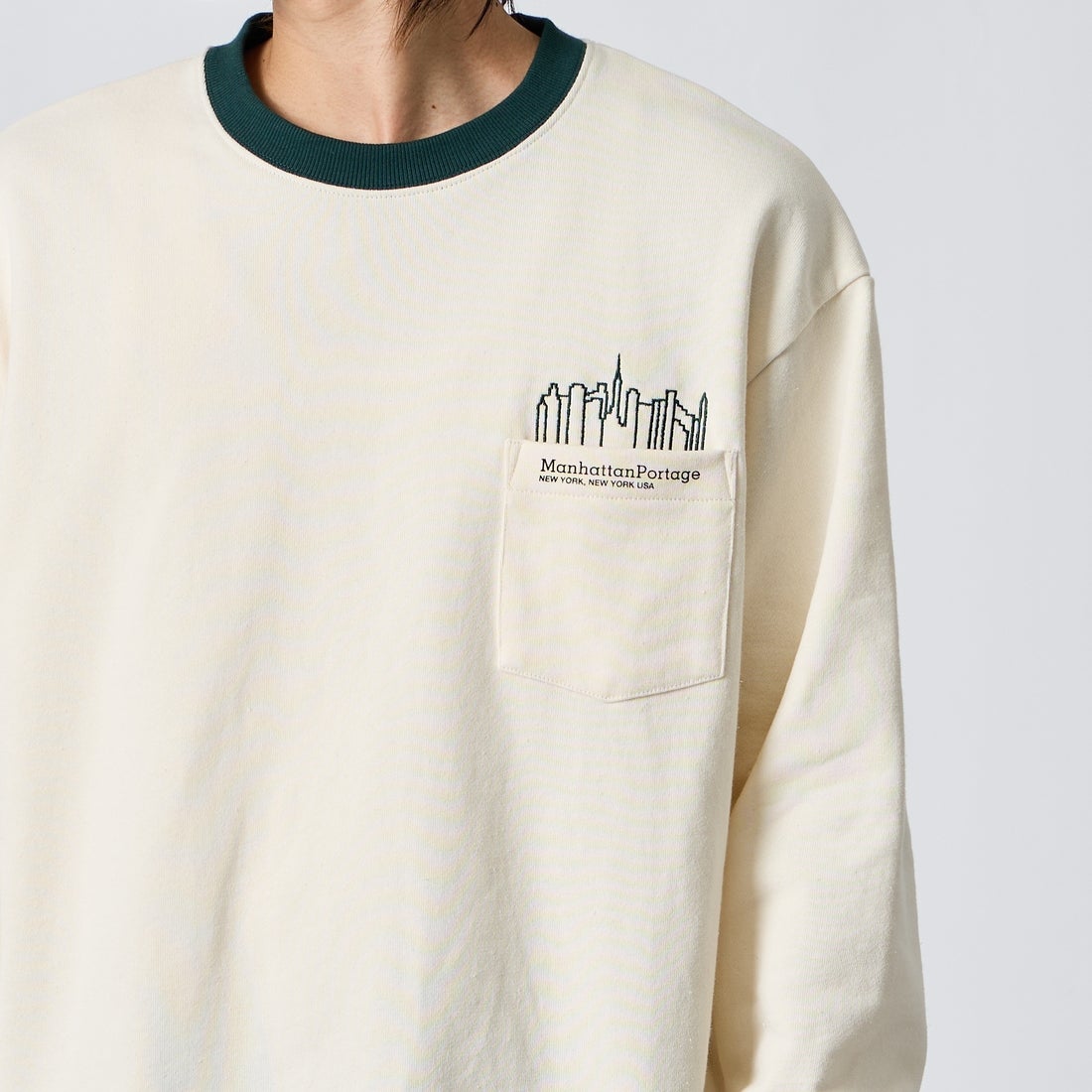 MANHATTAN PORTAGE [マンハッタンポーテージ] 別注 ポケットロゴ刺繍 バックプリントスウェット [26FWMP-IN86-JF] IVORY &&モデル身長：177cm 着用サイズ：L&&