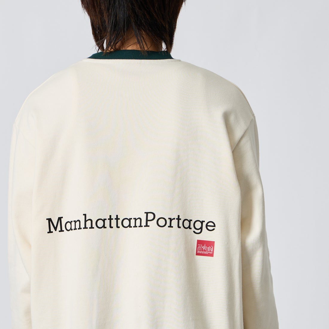MANHATTAN PORTAGE [マンハッタンポーテージ] 別注 ポケットロゴ刺繍 バックプリントスウェット [26FWMP-IN86-JF] IVORY &&モデル身長：177cm 着用サイズ：L&&