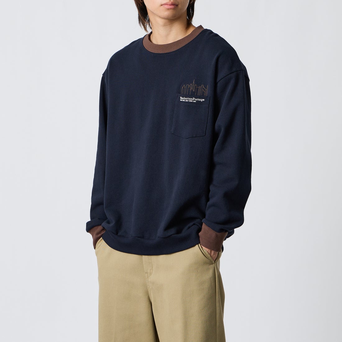 MANHATTAN PORTAGE [マンハッタンポーテージ] 別注 ポケットロゴ刺繍 バックプリントスウェット [26FWMP-IN86-JF] NAVY &&モデル身長：177cm 着用サイズ：L&&