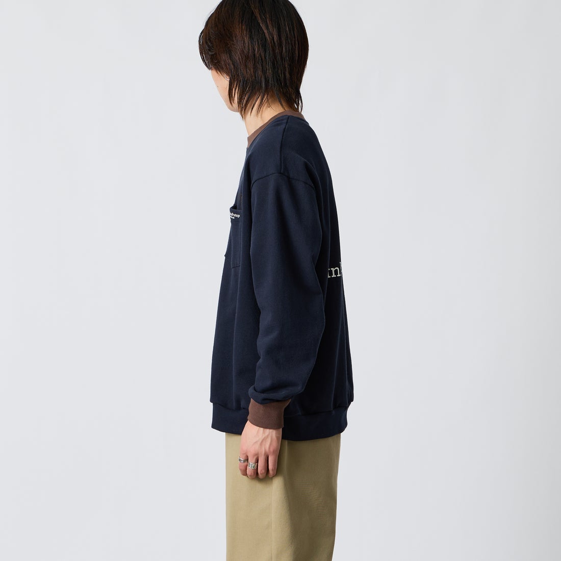 MANHATTAN PORTAGE [マンハッタンポーテージ] 別注 ポケットロゴ刺繍 バックプリントスウェット [26FWMP-IN86-JF] NAVY &&モデル身長：177cm 着用サイズ：L&&