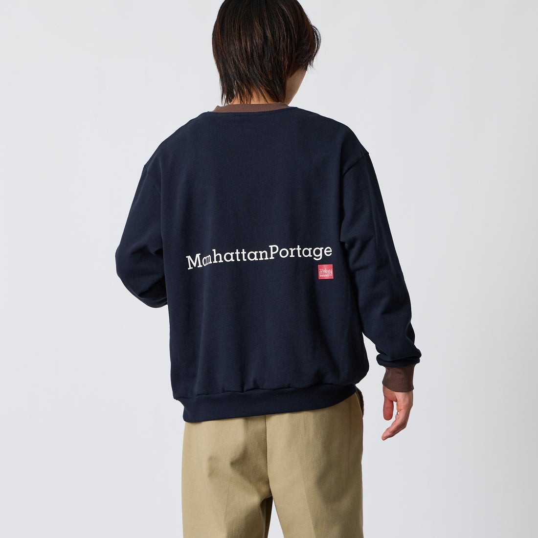 MANHATTAN PORTAGE [マンハッタンポーテージ] 別注 ポケットロゴ刺繍 バックプリントスウェット [26FWMP-IN86-JF] NAVY &&モデル身長：177cm 着用サイズ：L&&