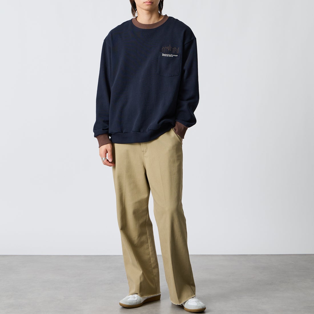 MANHATTAN PORTAGE [マンハッタンポーテージ] 別注 ポケットロゴ刺繍 バックプリントスウェット [26FWMP-IN86-JF] NAVY &&モデル身長：177cm 着用サイズ：L&&
