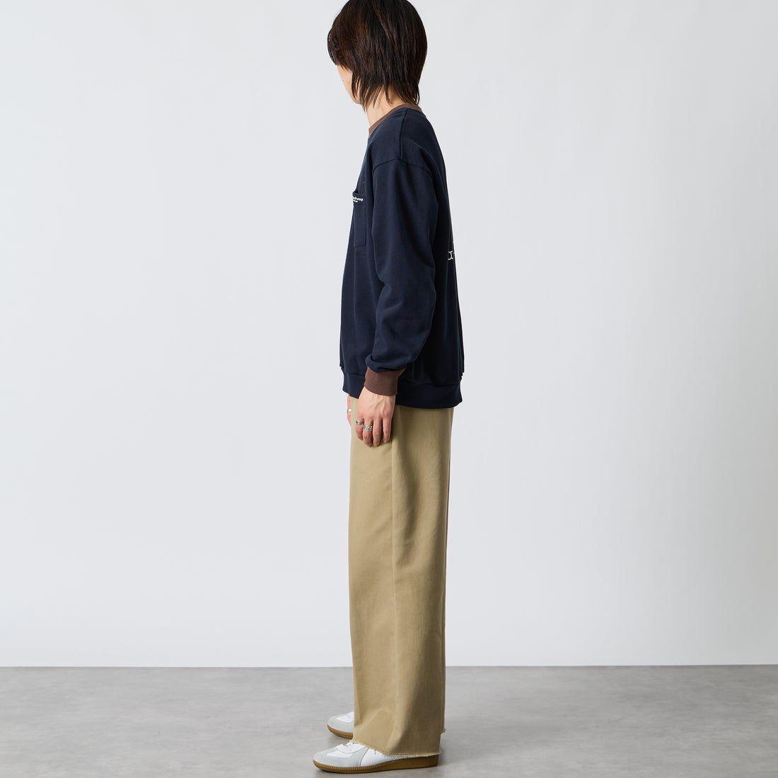 MANHATTAN PORTAGE [マンハッタンポーテージ] 別注 ポケットロゴ刺繍 バックプリントスウェット [26FWMP-IN86-JF] NAVY &&モデル身長：177cm 着用サイズ：L&&