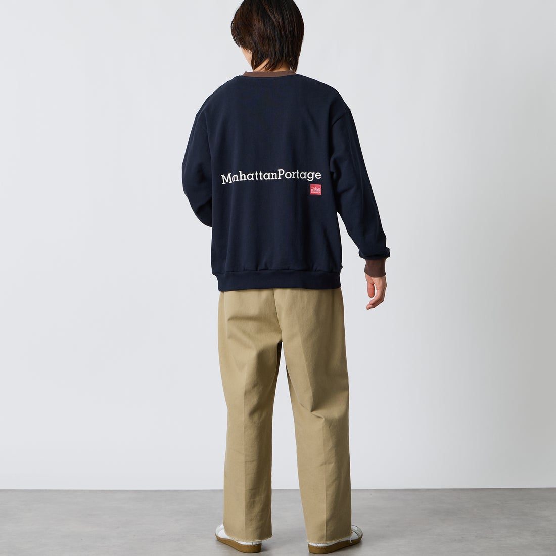 MANHATTAN PORTAGE [マンハッタンポーテージ] 別注 ポケットロゴ刺繍 バックプリントスウェット [26FWMP-IN86-JF] NAVY &&モデル身長：177cm 着用サイズ：L&&