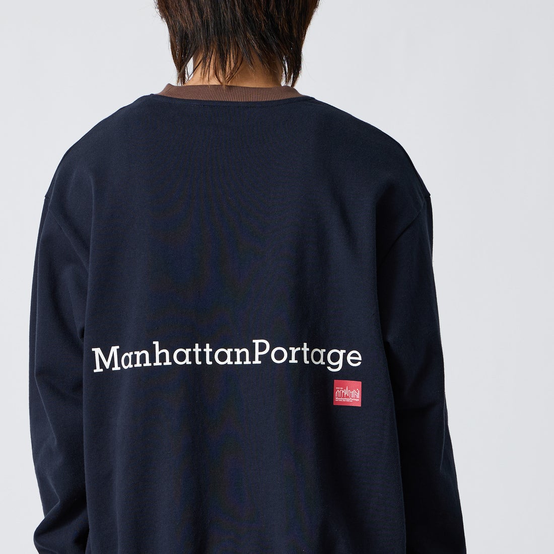 MANHATTAN PORTAGE [マンハッタンポーテージ] 別注 ポケットロゴ刺繍 バックプリントスウェット [26FWMP-IN86-JF] NAVY &&モデル身長：177cm 着用サイズ：L&&