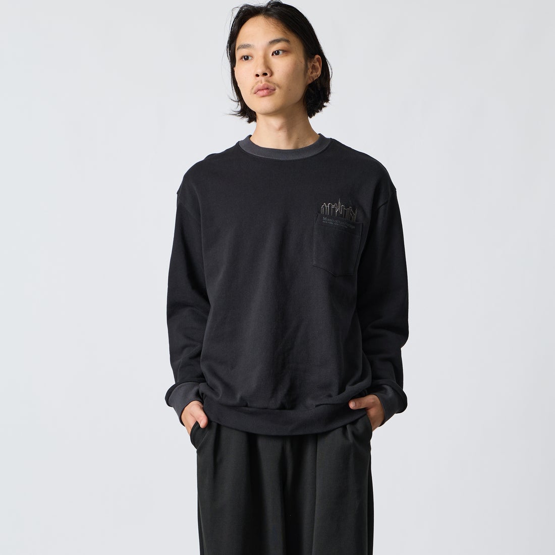 MANHATTAN PORTAGE [マンハッタンポーテージ] 別注 ポケットロゴ刺繍 バックプリントスウェット [26FWMP-IN86-JF] BLACK &&モデル身長：175cm 着用サイズ：L&&