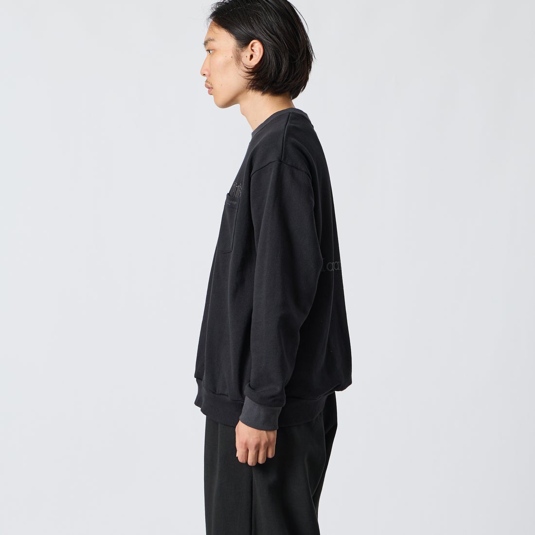 MANHATTAN PORTAGE [マンハッタンポーテージ] 別注 ポケットロゴ刺繍 バックプリントスウェット [26FWMP-IN86-JF] BLACK &&モデル身長：175cm 着用サイズ：L&&
