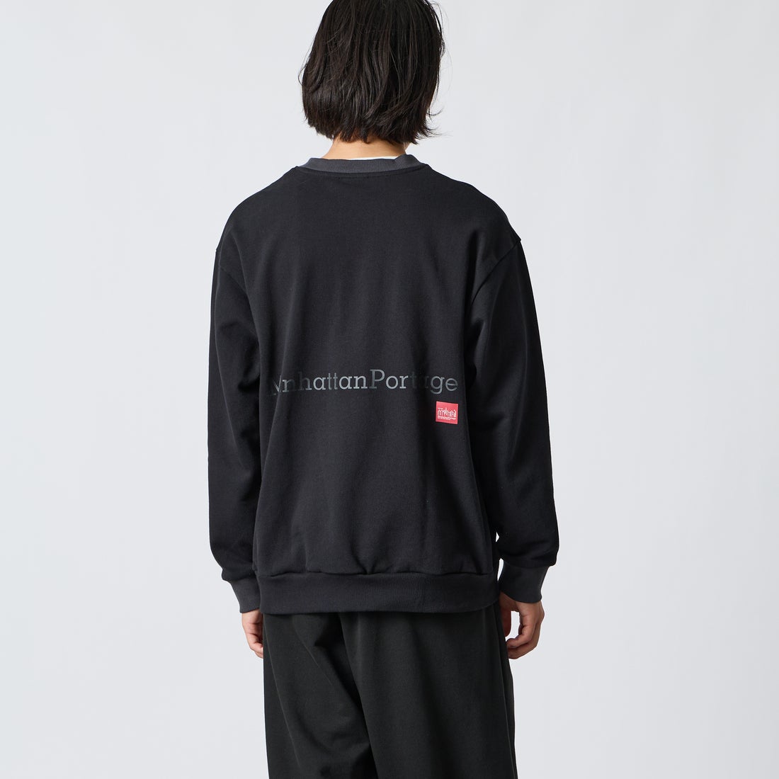 MANHATTAN PORTAGE [マンハッタンポーテージ] 別注 ポケットロゴ刺繍 バックプリントスウェット [26FWMP-IN86-JF] BLACK &&モデル身長：175cm 着用サイズ：L&&