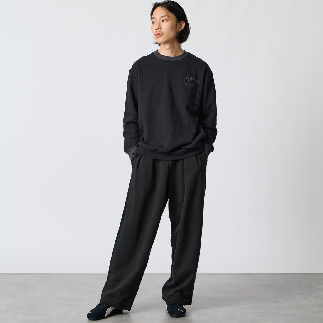 MANHATTAN PORTAGE [マンハッタンポーテージ] 別注 ポケットロゴ刺繍 バックプリントスウェット [26FWMP-IN86-JF] BLACK &&モデル身長：175cm 着用サイズ：L&&