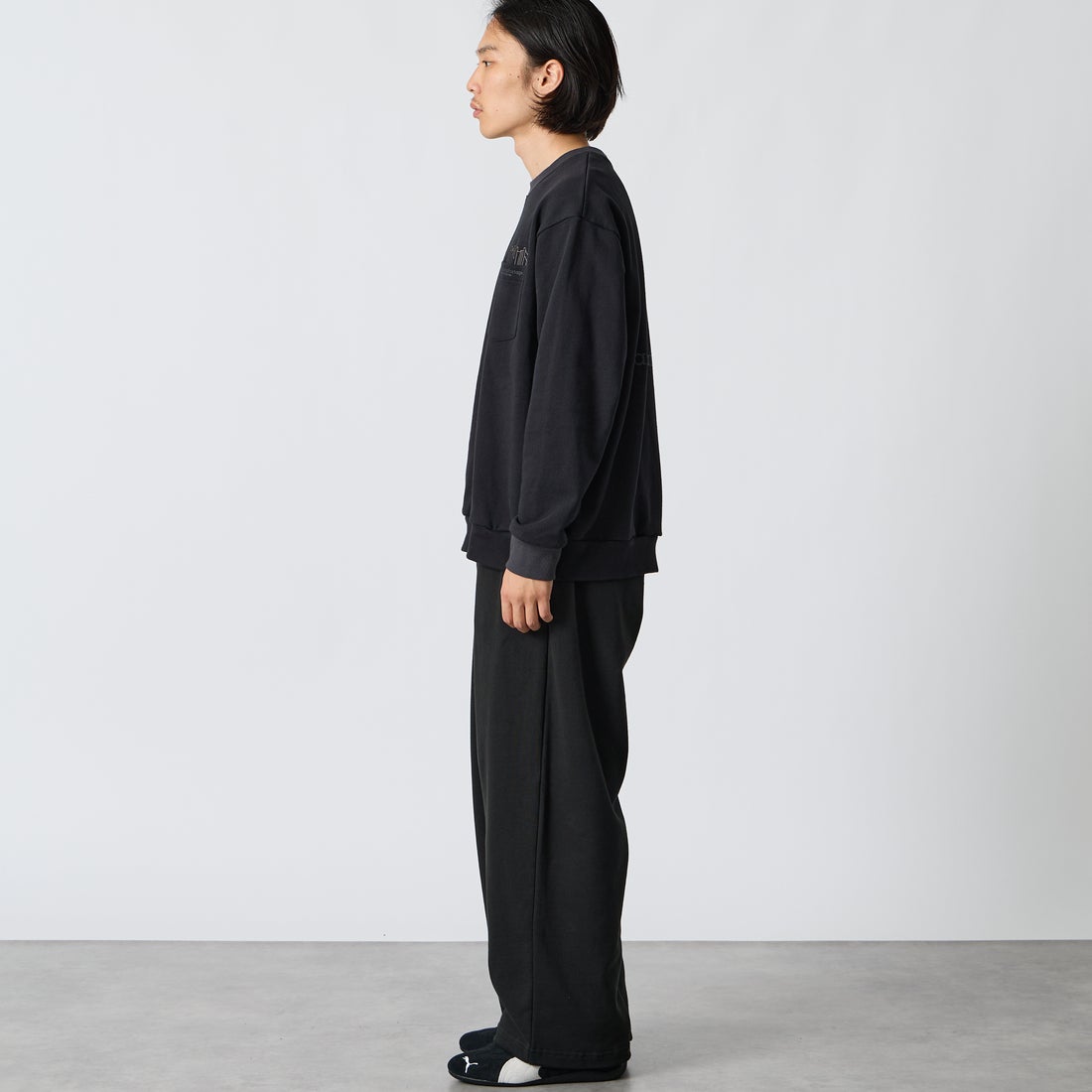 MANHATTAN PORTAGE [マンハッタンポーテージ] 別注 ポケットロゴ刺繍 バックプリントスウェット [26FWMP-IN86-JF] BLACK &&モデル身長：175cm 着用サイズ：L&&