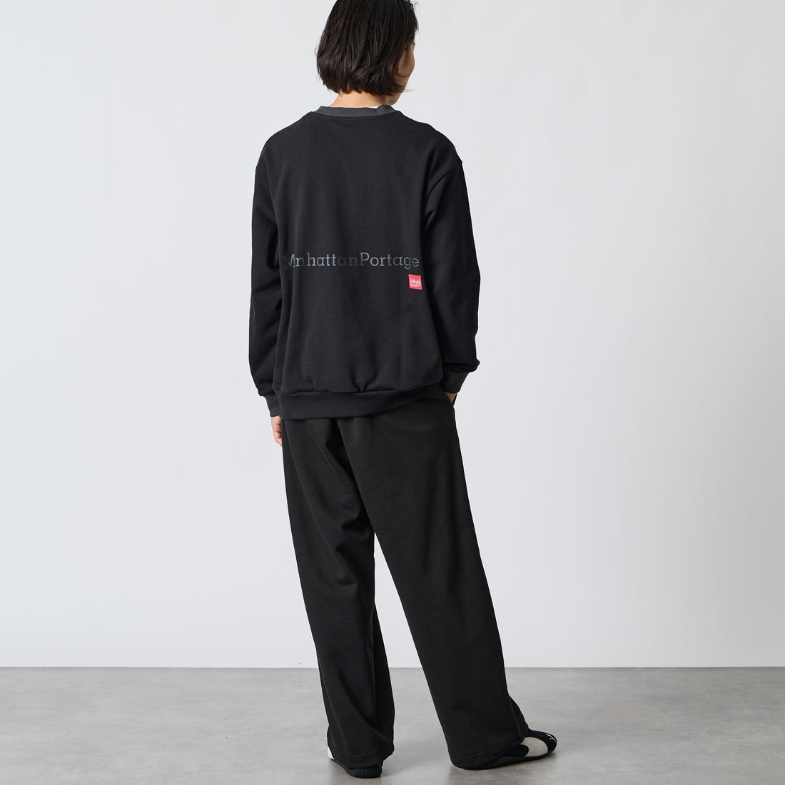 MANHATTAN PORTAGE [マンハッタンポーテージ] 別注 ポケットロゴ刺繍 バックプリントスウェット [26FWMP-IN86-JF] BLACK &&モデル身長：175cm 着用サイズ：L&&