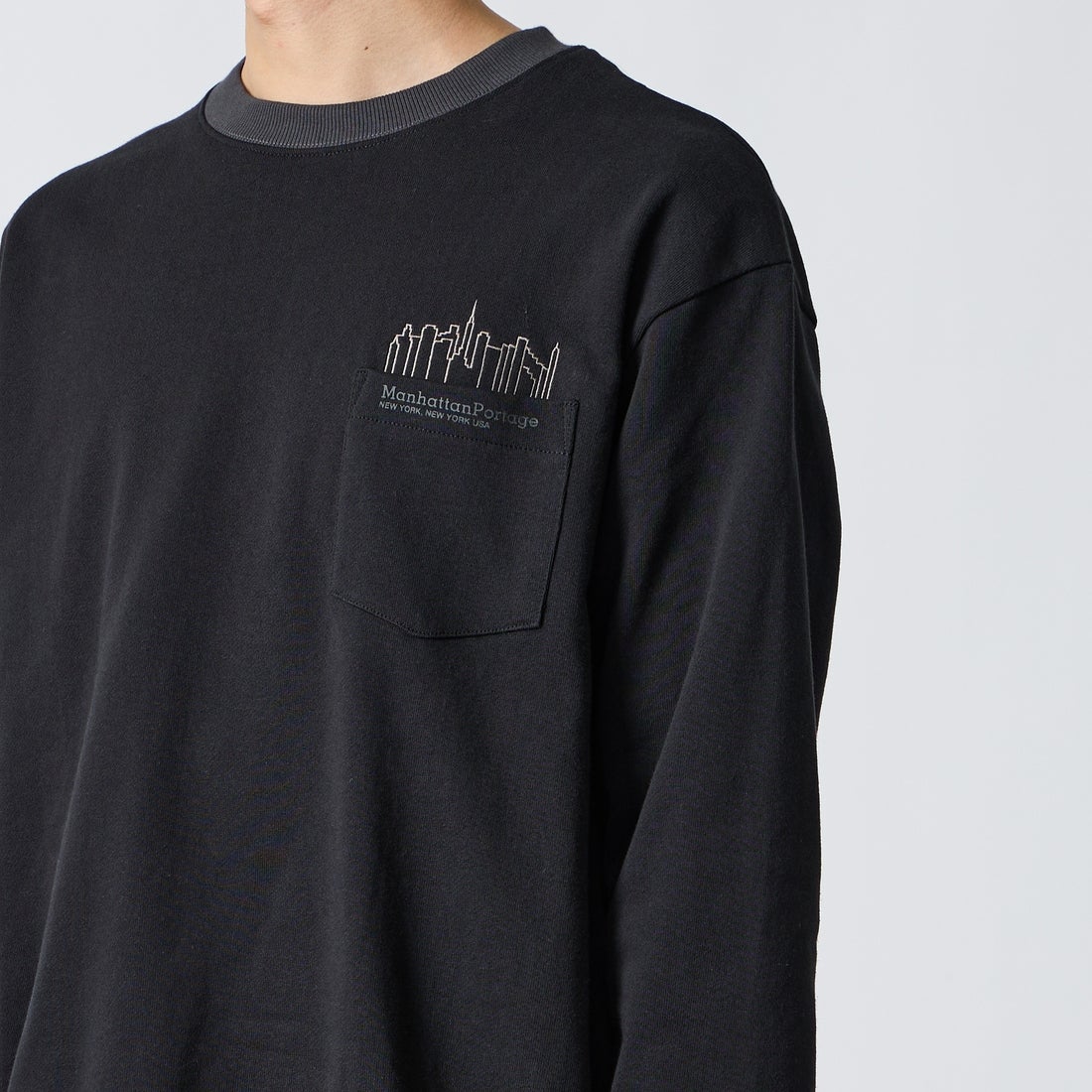 MANHATTAN PORTAGE [マンハッタンポーテージ] 別注 ポケットロゴ刺繍 バックプリントスウェット [26FWMP-IN86-JF] BLACK &&モデル身長：175cm 着用サイズ：L&&