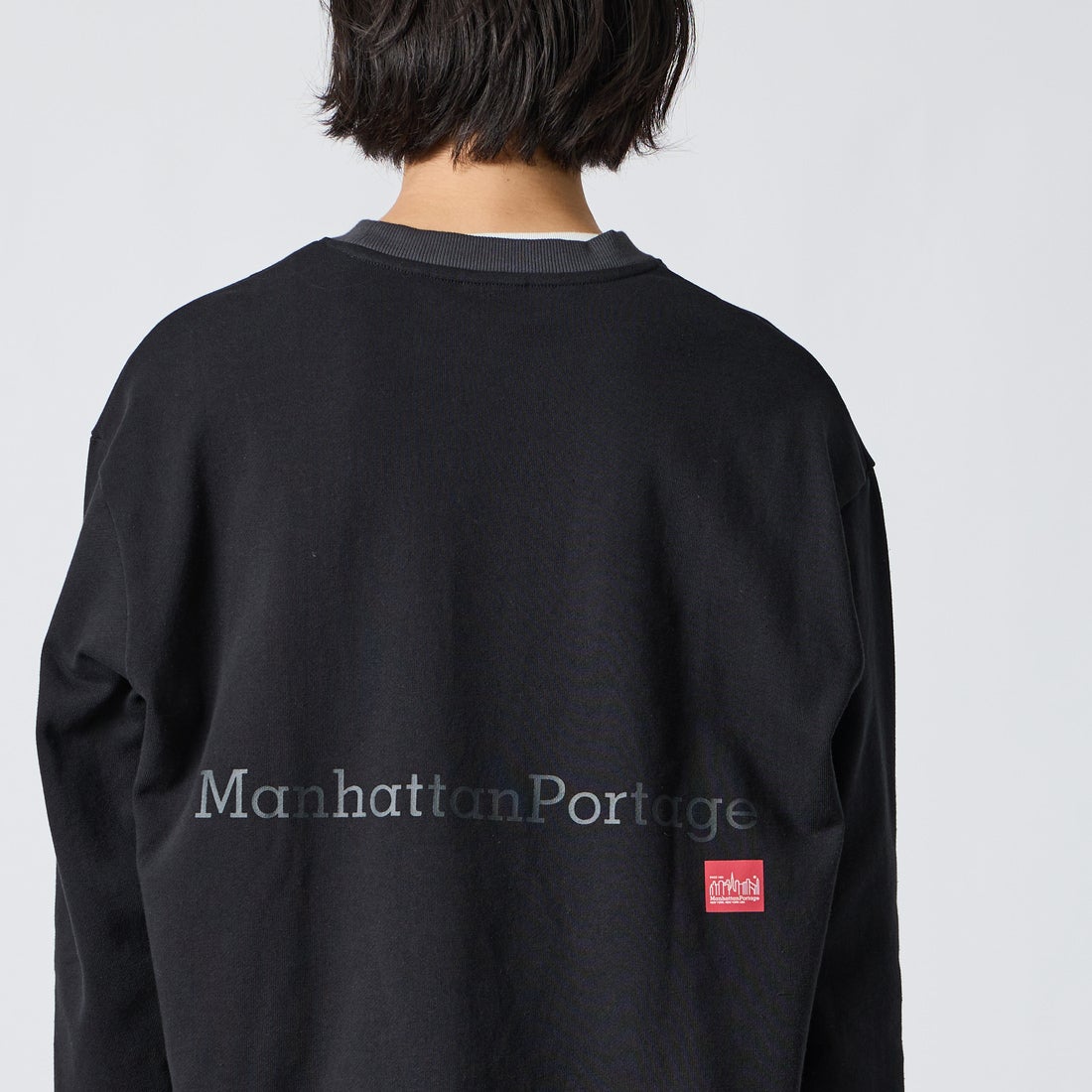 MANHATTAN PORTAGE [マンハッタンポーテージ] 別注 ポケットロゴ刺繍 バックプリントスウェット [26FWMP-IN86-JF] BLACK &&モデル身長：175cm 着用サイズ：L&&