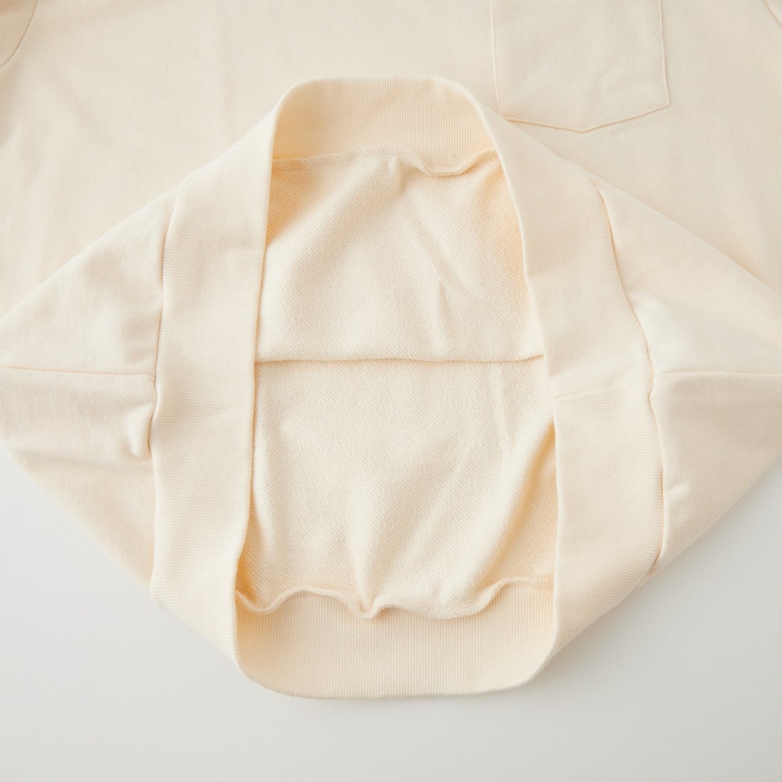 MANHATTAN PORTAGE [マンハッタンポーテージ] 別注 ポケットロゴ刺繍 バックプリントスウェット [26FWMP-IN86-JF] IVORY