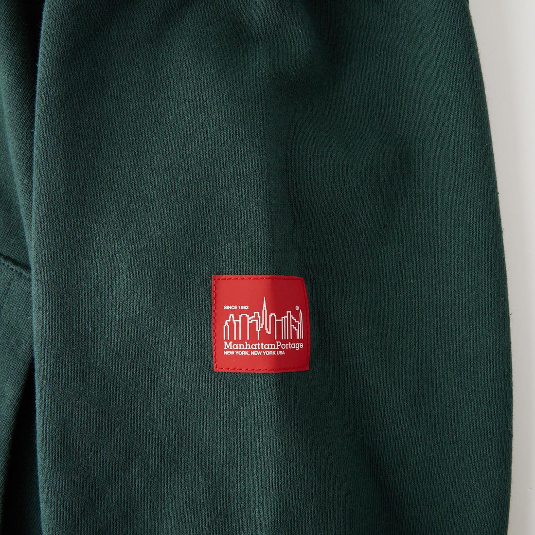MANHATTAN PORTAGE [マンハッタンポーテージ] 別注 フードロゴ刺繍 スウェットパーカー [26FWMP-IN89-JF] GREEN
