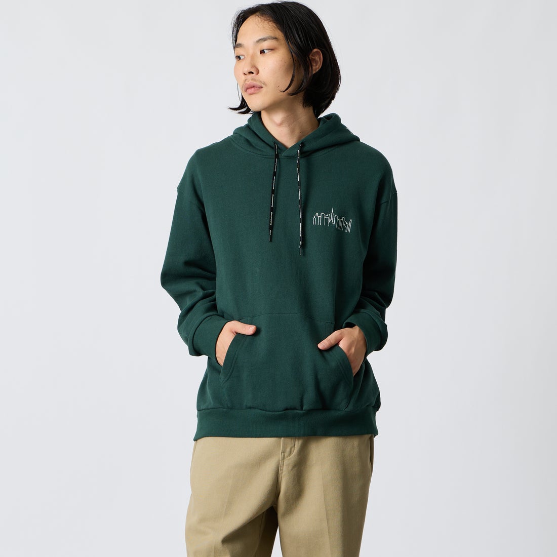 MANHATTAN PORTAGE [マンハッタンポーテージ] 別注 フードロゴ刺繍 スウェットパーカー [26FWMP-IN89-JF] GREEN &&モデル身長：175cm 着用サイズ：L&&