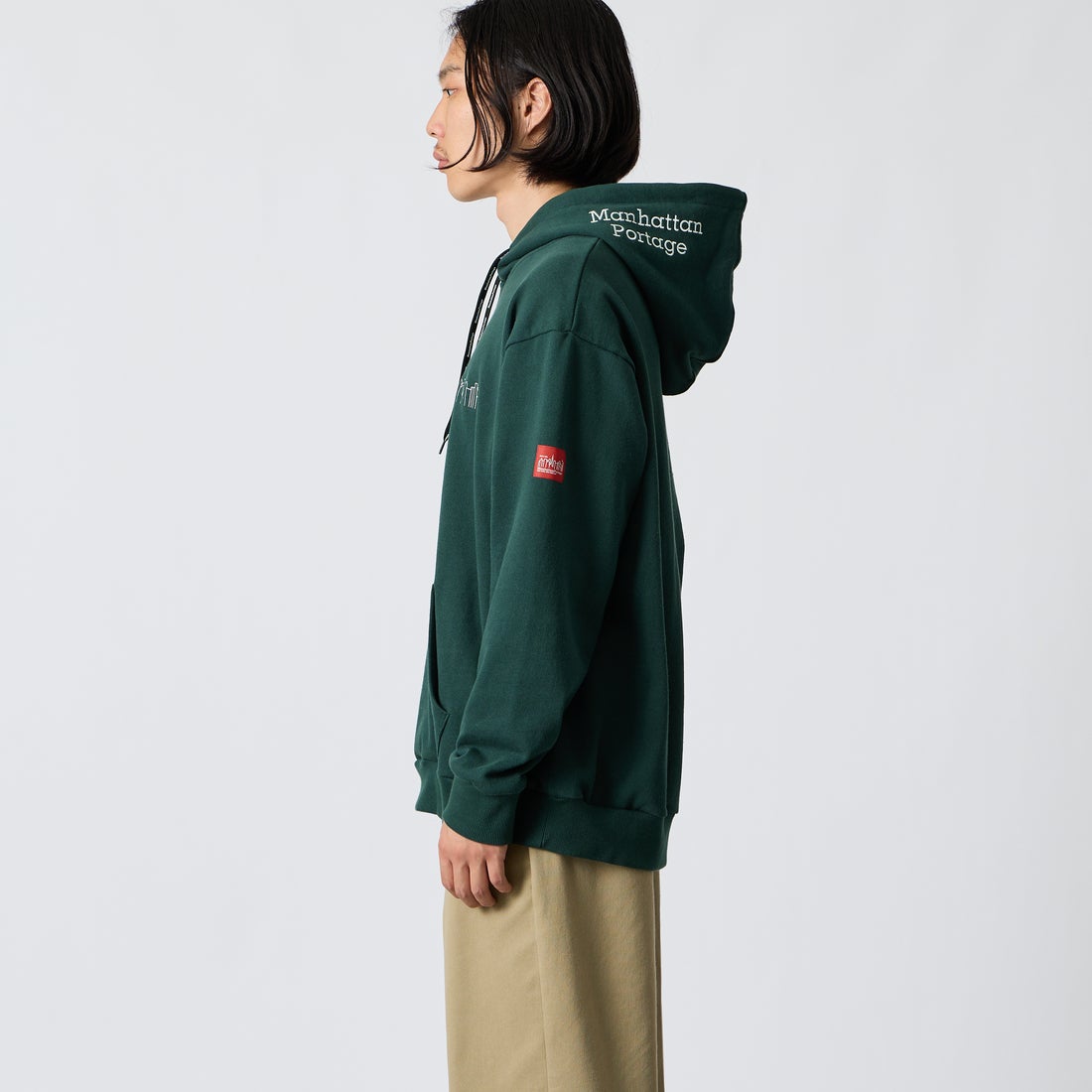 MANHATTAN PORTAGE [マンハッタンポーテージ] 別注 フードロゴ刺繍 スウェットパーカー [26FWMP-IN89-JF] GREEN &&モデル身長：175cm 着用サイズ：L&&