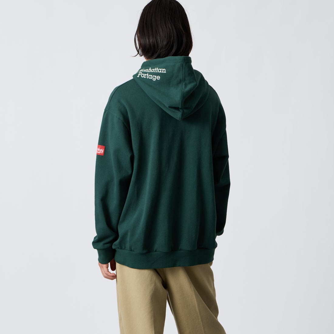 MANHATTAN PORTAGE [マンハッタンポーテージ] 別注 フードロゴ刺繍 スウェットパーカー [26FWMP-IN89-JF] GREEN &&モデル身長：175cm 着用サイズ：L&&