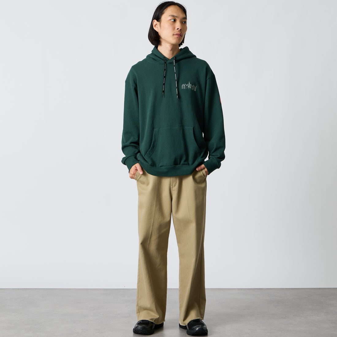 MANHATTAN PORTAGE [マンハッタンポーテージ] 別注 フードロゴ刺繍 スウェットパーカー [26FWMP-IN89-JF] GREEN &&モデル身長：175cm 着用サイズ：L&&