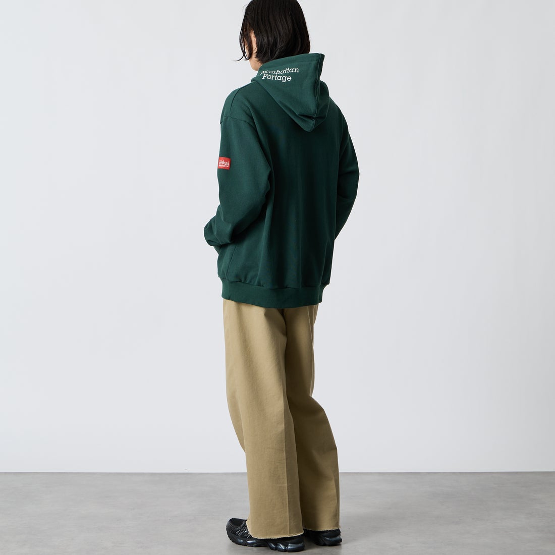 MANHATTAN PORTAGE [マンハッタンポーテージ] 別注 フードロゴ刺繍 スウェットパーカー [26FWMP-IN89-JF] GREEN &&モデル身長：175cm 着用サイズ：L&&
