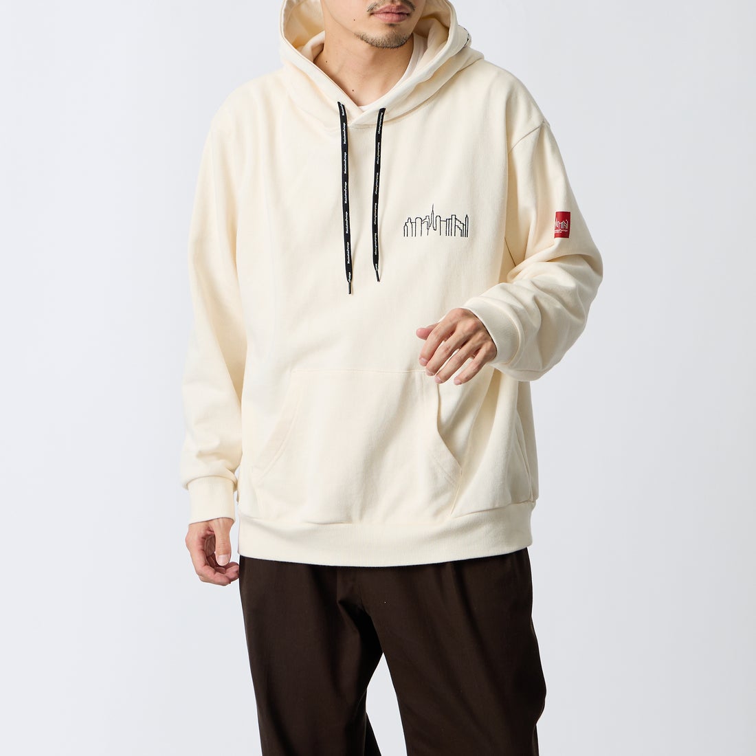 MANHATTAN PORTAGE [マンハッタンポーテージ] 別注 フードロゴ刺繍 スウェットパーカー [26FWMP-IN89-JF] IVORY &&モデル身長：168cm 着用サイズ：L&&
