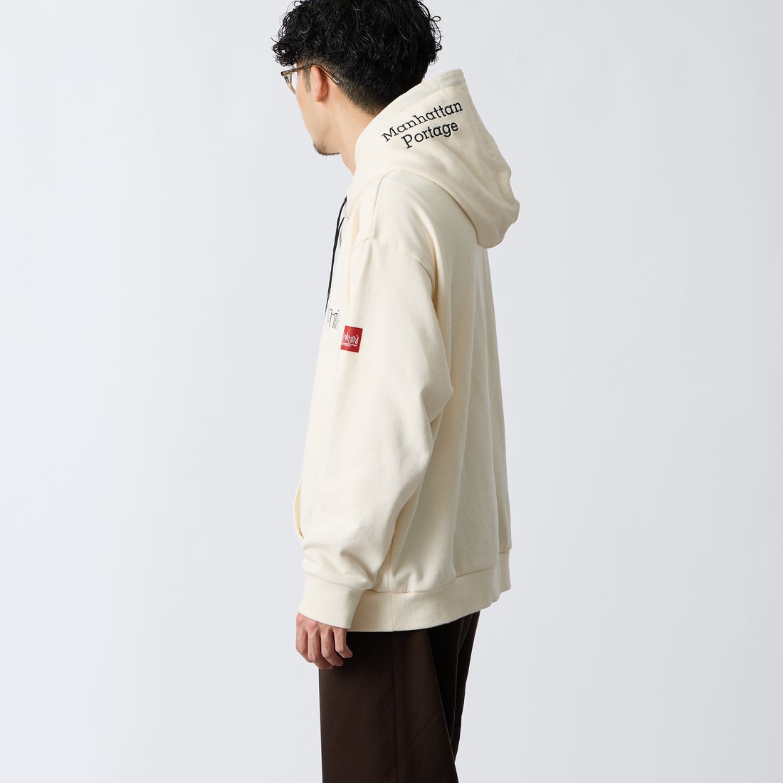MANHATTAN PORTAGE [マンハッタンポーテージ] 別注 フードロゴ刺繍 スウェットパーカー [26FWMP-IN89-JF] IVORY &&モデル身長：168cm 着用サイズ：L&&