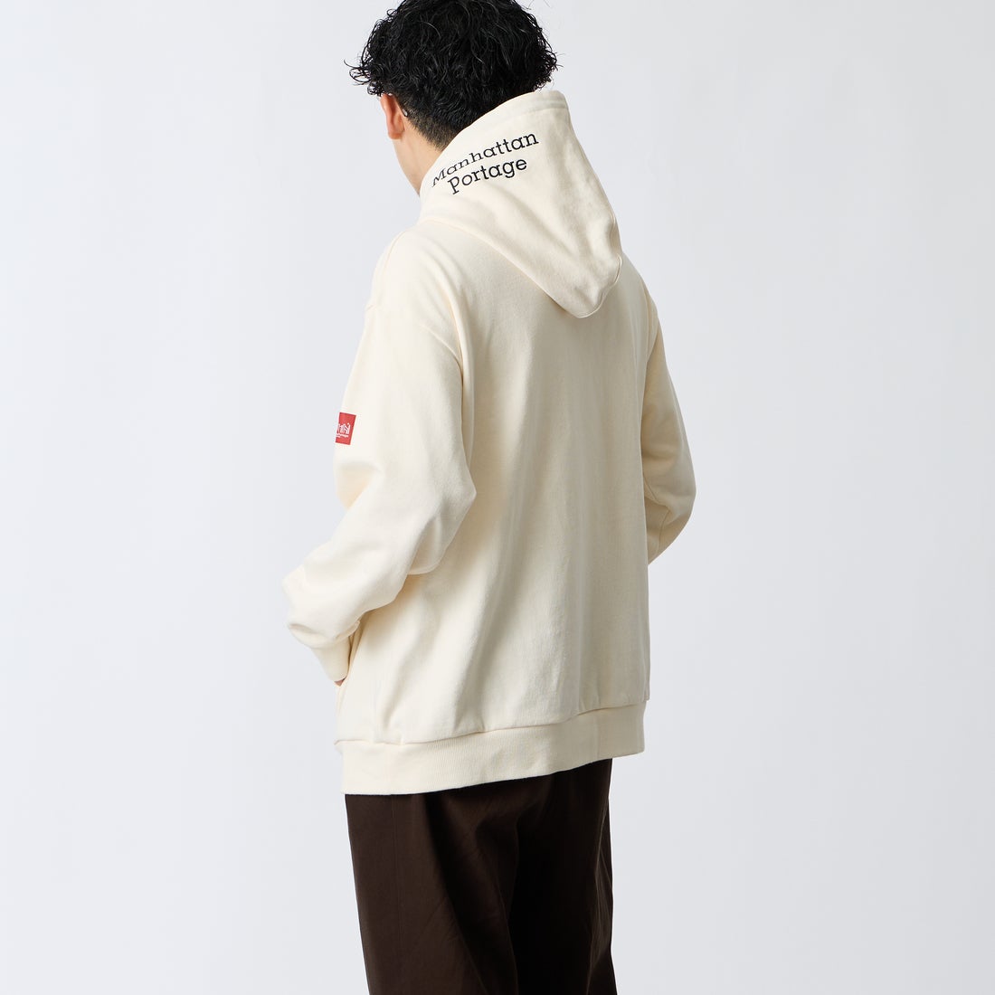 MANHATTAN PORTAGE [マンハッタンポーテージ] 別注 フードロゴ刺繍 スウェットパーカー [26FWMP-IN89-JF] IVORY &&モデル身長：168cm 着用サイズ：L&&