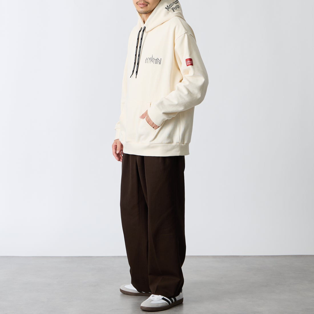 MANHATTAN PORTAGE [マンハッタンポーテージ] 別注 フードロゴ刺繍 スウェットパーカー [26FWMP-IN89-JF] IVORY &&モデル身長：168cm 着用サイズ：L&&