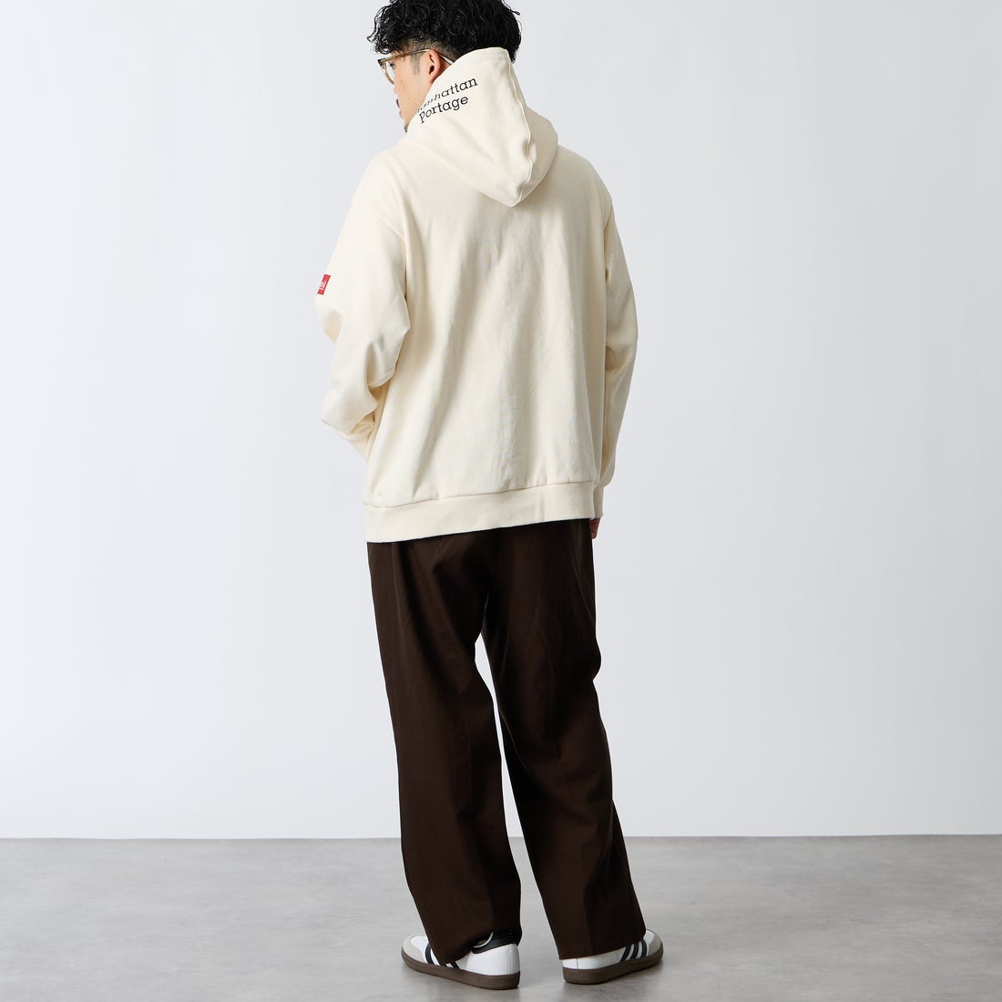 MANHATTAN PORTAGE [マンハッタンポーテージ] 別注 フードロゴ刺繍 スウェットパーカー [26FWMP-IN89-JF] IVORY &&モデル身長：168cm 着用サイズ：L&&