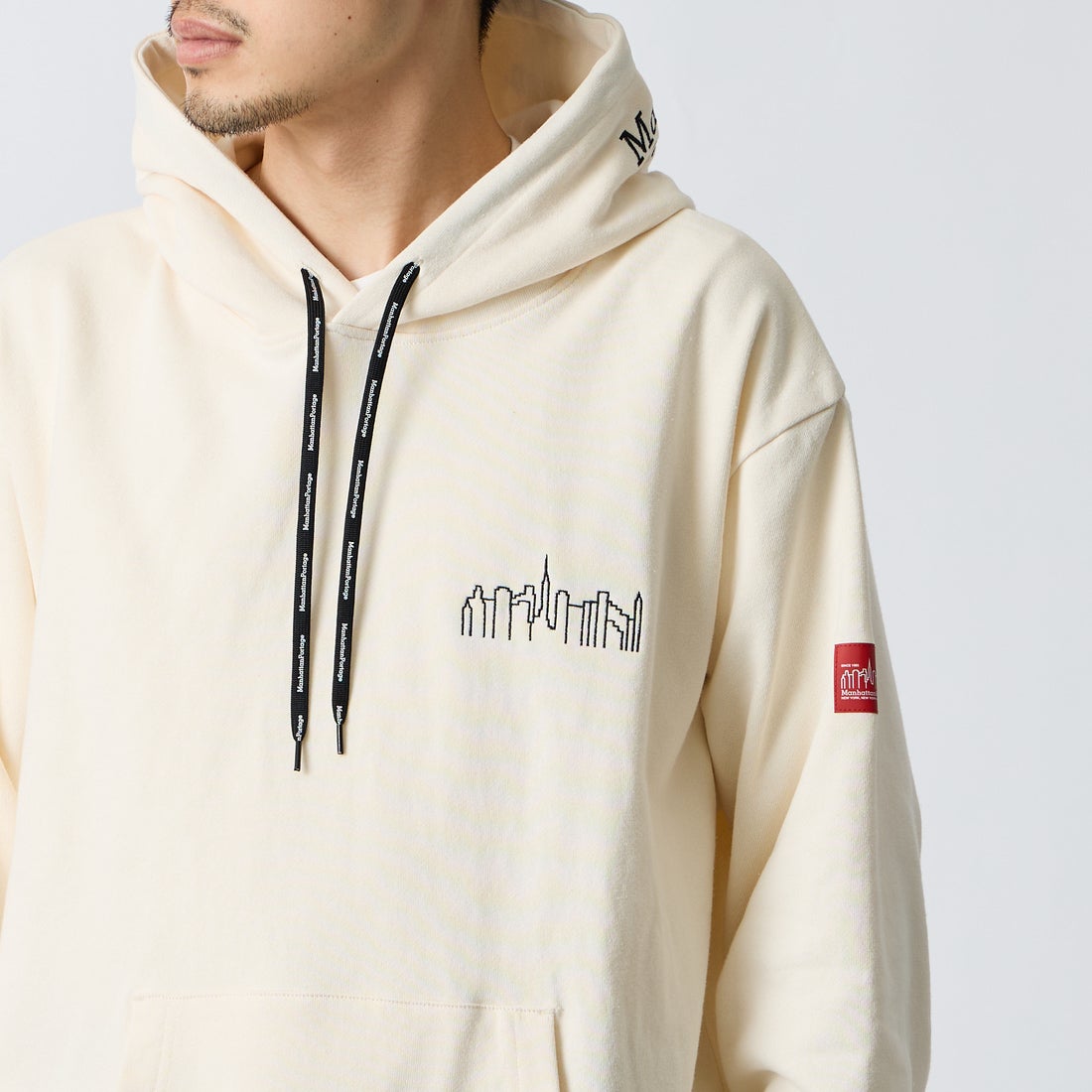 MANHATTAN PORTAGE [マンハッタンポーテージ] 別注 フードロゴ刺繍 スウェットパーカー [26FWMP-IN89-JF] IVORY