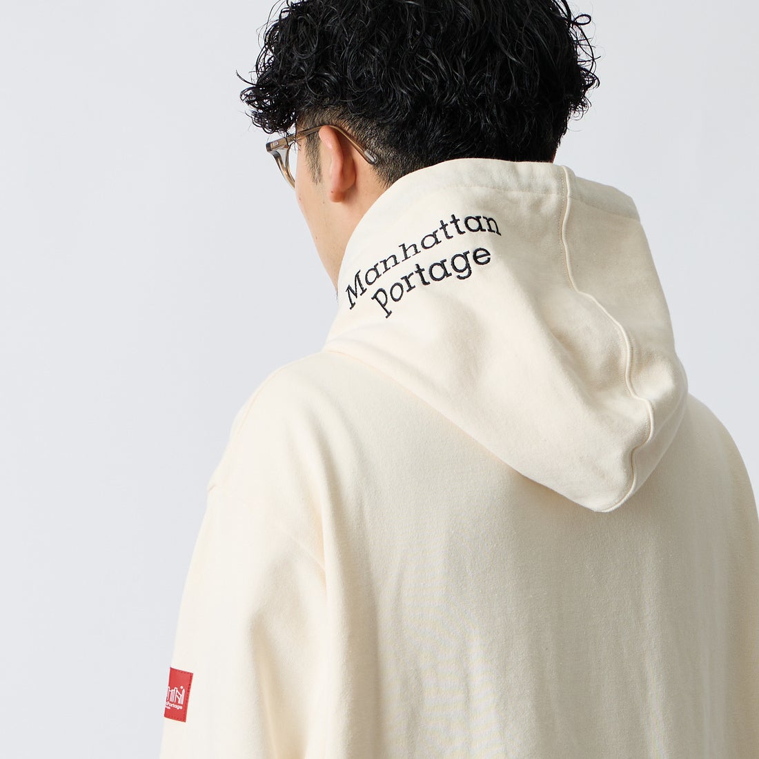 MANHATTAN PORTAGE [マンハッタンポーテージ] 別注 フードロゴ刺繍 スウェットパーカー [26FWMP-IN89-JF] IVORY