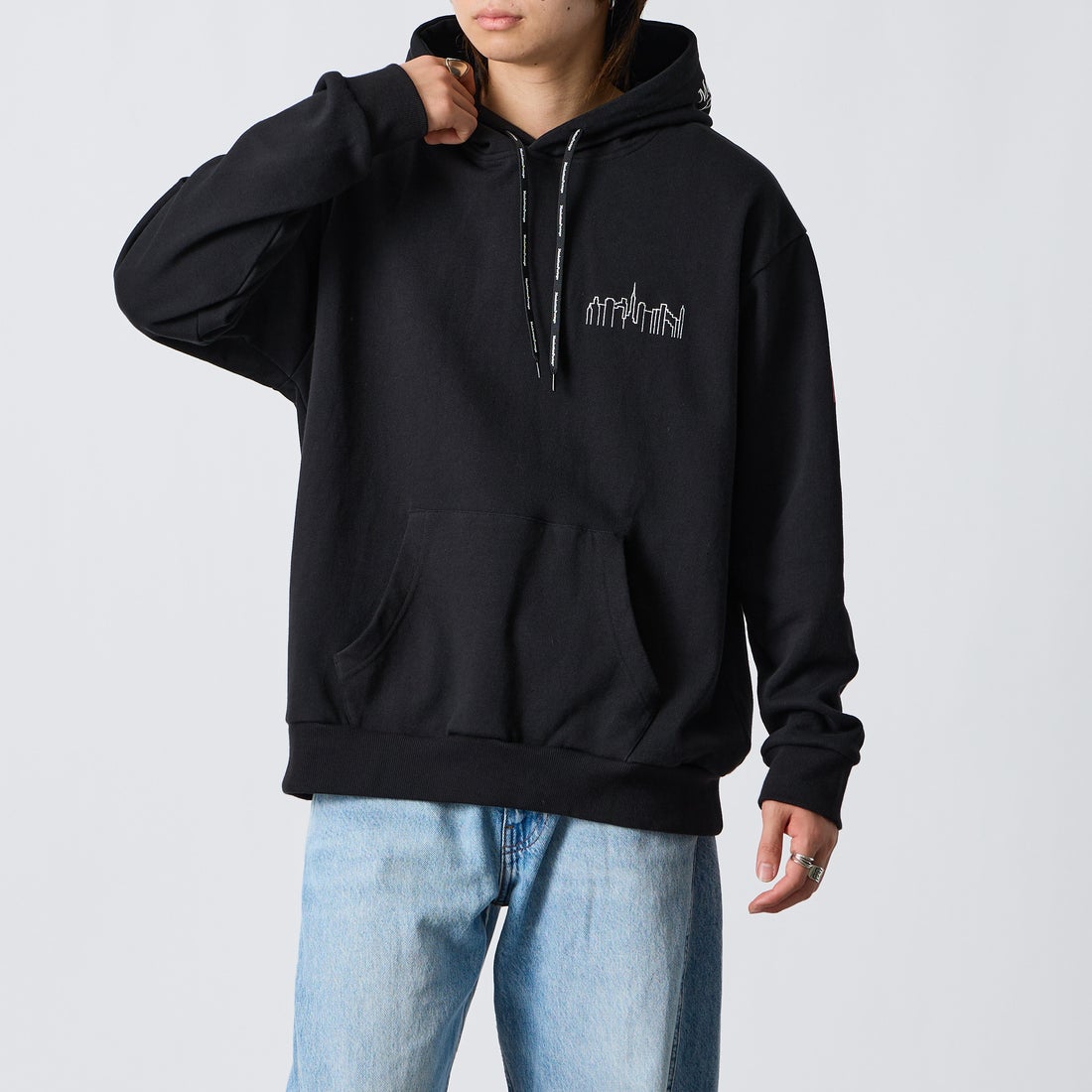 MANHATTAN PORTAGE [マンハッタンポーテージ] 別注 フードロゴ刺繍 スウェットパーカー [26FWMP-IN89-JF] BLACK &&モデル身長：177cm 着用サイズ：L&&