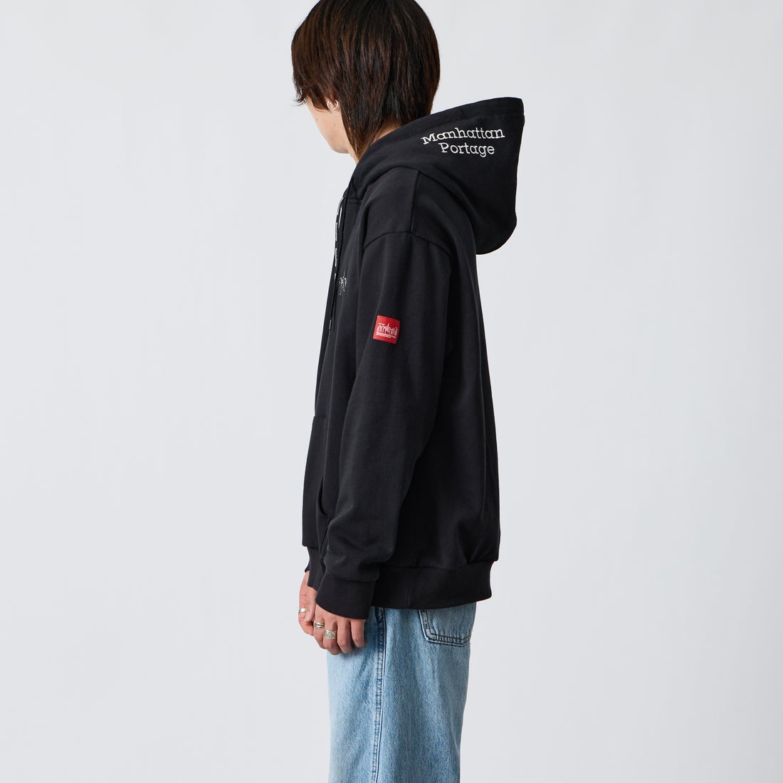 MANHATTAN PORTAGE [マンハッタンポーテージ] 別注 フードロゴ刺繍 スウェットパーカー [26FWMP-IN89-JF] BLACK &&モデル身長：177cm 着用サイズ：L&&