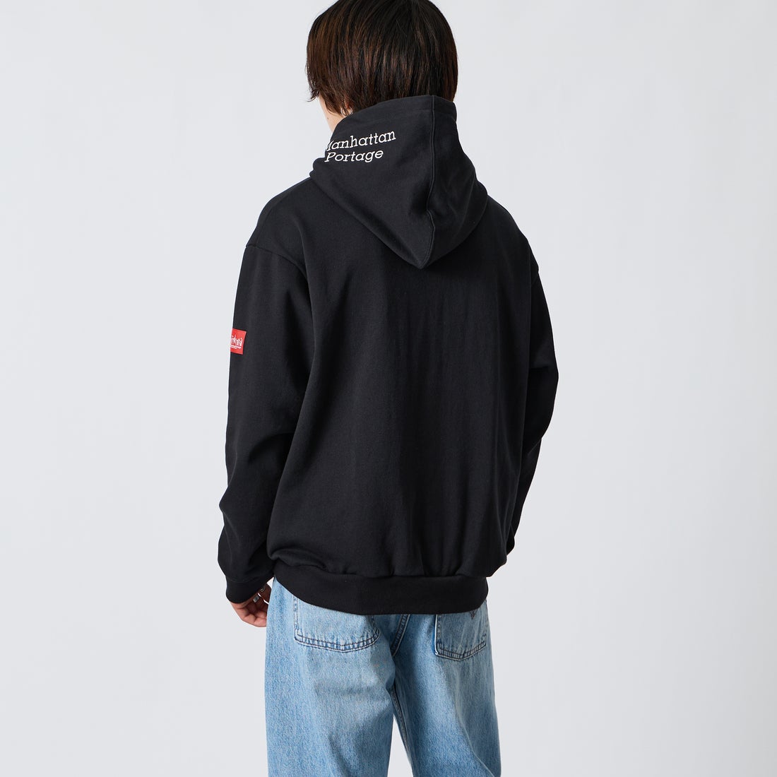 MANHATTAN PORTAGE [マンハッタンポーテージ] 別注 フードロゴ刺繍 スウェットパーカー [26FWMP-IN89-JF] BLACK &&モデル身長：177cm 着用サイズ：L&&