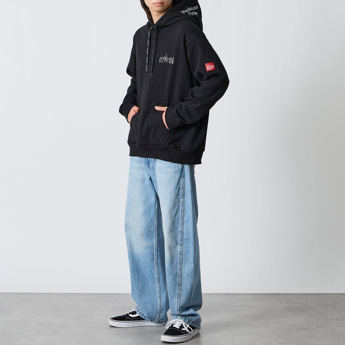 MANHATTAN PORTAGE [マンハッタンポーテージ] 別注 フードロゴ刺繍 スウェットパーカー [26FWMP-IN89-JF] BLACK &&モデル身長：177cm 着用サイズ：L&&