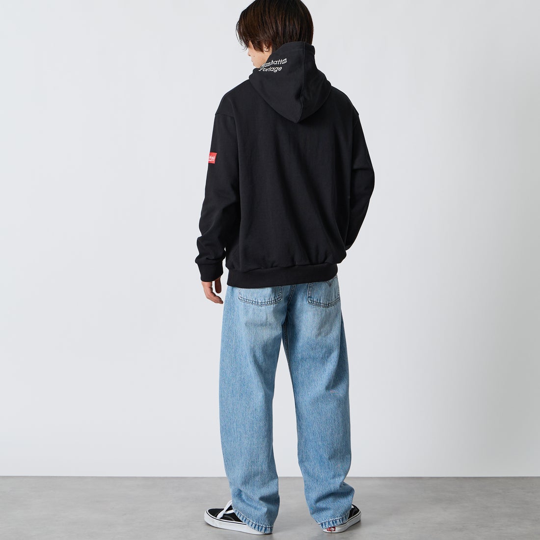 MANHATTAN PORTAGE [マンハッタンポーテージ] 別注 フードロゴ刺繍 スウェットパーカー [26FWMP-IN89-JF] BLACK &&モデル身長：177cm 着用サイズ：L&&