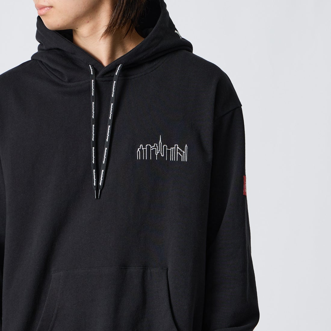 MANHATTAN PORTAGE [マンハッタンポーテージ] 別注 フードロゴ刺繍 スウェットパーカー [26FWMP-IN89-JF] BLACK